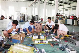 江蘇天正環(huán)?？萍冀陙聿粩嗉哟蠹几耐度牒涂萍紕?chuàng)新,助力公司高質量發(fā)展,生產(chǎn)的高、中、低和特殊規(guī)格的開關柜,備受中外客商的青睞。目前該公司在手訂單已排到11月份。圖為8月30日生產(chǎn)人員在趕制產(chǎn)品。